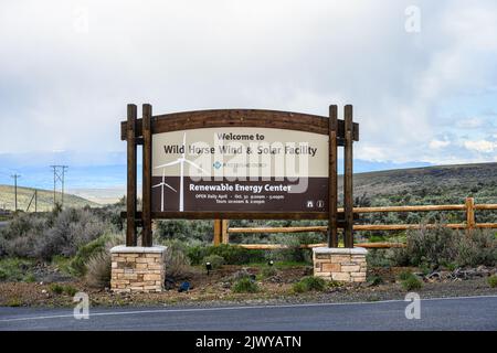 KITTITAS COUNTY, WASHINGTON, États-Unis – 8 MAI 2022 : panneau de bienvenue à l'entrée principale de la ferme éolienne PSE Wild Horse lors d'une journée de printemps houleuse Banque D'Images