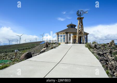 COMTÉ DE KITTITAS, WASHINGTON, États-Unis – 8 MAI 2022 : PSE Renewable Energy Center à Wild Horse Wind Farm, le jour ensoleillé du printemps Banque D'Images