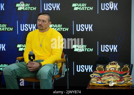 Kiev, Ukraine. 2nd septembre 2022. Oleksandr Usyk, champion unifié du monde de la boxe poids lourd en Ukraine, assiste à une conférence de presse à Kiev. (Credit image: © Oleksii Chumachenko/SOPA Images via ZUMA Press Wire) Banque D'Images