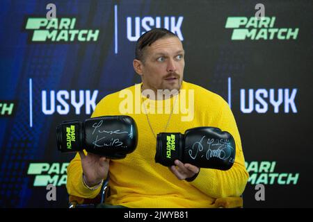 Kiev, Ukraine. 2nd septembre 2022. Oleksandr Usyk, le champion de boxe poids lourd unifié de l'Ukraine, présente des gants de boxe signés par lui lors d'une conférence de presse à Kiev. (Credit image: © Oleksii Chumachenko/SOPA Images via ZUMA Press Wire) Banque D'Images