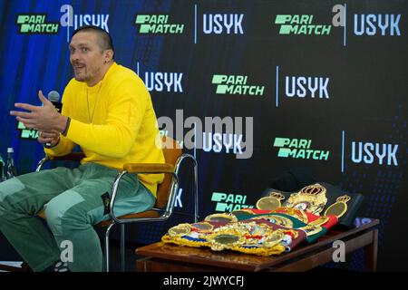 Kiev, Ukraine. 2nd septembre 2022. Oleksandr Usyk, champion unifié du monde de la boxe poids lourd en Ukraine, assiste à une conférence de presse à Kiev. (Credit image: © Oleksii Chumachenko/SOPA Images via ZUMA Press Wire) Banque D'Images