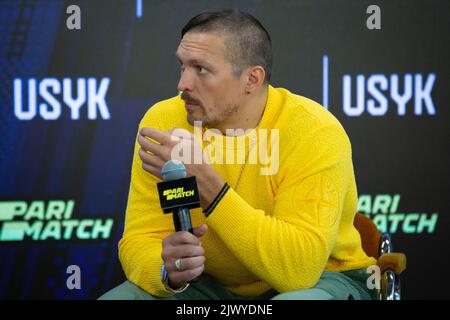 Kiev, Ukraine. 2nd septembre 2022. Oleksandr Usyk, champion unifié du monde de la boxe poids lourd en Ukraine, assiste à une conférence de presse à Kiev. (Credit image: © Oleksii Chumachenko/SOPA Images via ZUMA Press Wire) Banque D'Images