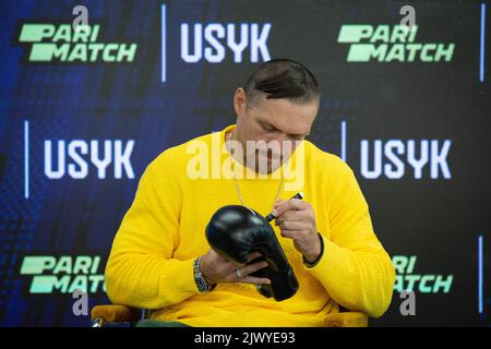 Kiev, Ukraine. 2nd septembre 2022. Oleksandr Usyk, le champion de boxe poids lourd unifié de l'Ukraine, signe des gants de boxe lors d'une conférence de presse à Kiev. (Credit image: © Oleksii Chumachenko/SOPA Images via ZUMA Press Wire) Banque D'Images