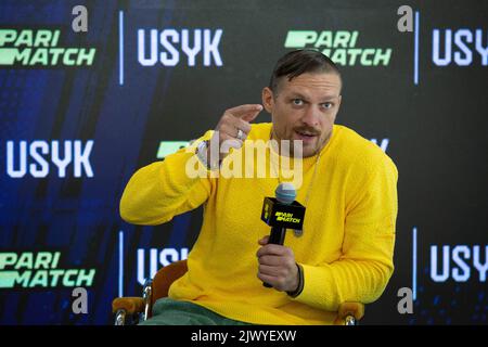 Kiev, Ukraine. 2nd septembre 2022. Oleksandr Usyk, champion unifié du monde de la boxe poids lourd en Ukraine, assiste à une conférence de presse à Kiev. (Credit image: © Oleksii Chumachenko/SOPA Images via ZUMA Press Wire) Banque D'Images