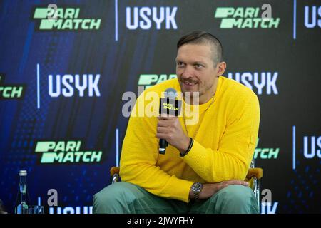 Kiev, Ukraine. 2nd septembre 2022. Oleksandr Usyk, champion unifié du monde de la boxe poids lourd en Ukraine, assiste à une conférence de presse à Kiev. (Credit image: © Oleksii Chumachenko/SOPA Images via ZUMA Press Wire) Banque D'Images