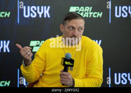 Kiev, Ukraine. 2nd septembre 2022. Oleksandr Usyk, champion unifié du monde de la boxe poids lourd en Ukraine, assiste à une conférence de presse à Kiev. (Credit image: © Oleksii Chumachenko/SOPA Images via ZUMA Press Wire) Banque D'Images