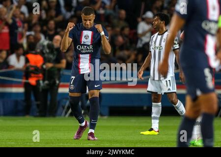 Paris, France. 06th septembre 2022. Kylian Mbappe du PSG célèbre après avoir atteint le but de 2-0 lors du match de football du groupe H de la Ligue des Champions entre Paris Saint Germain et le FC Juventus au stade du Parc des Princes à Paris (France), 6 septembre 2022. Photo Federico Tardito/Insidefoto crédit: Insidefoto di andrea staccioli/Alamy Live News Banque D'Images