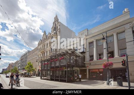 Lodz, Pologne - 7 août 2022: Rue Piotrkowska à Łódź, Pologne Banque D'Images