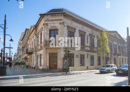 Lodz, Pologne - 7 août 2022: Rue Piotrkowska à Łódź, Pologne Banque D'Images