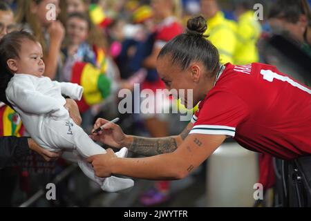 Cardiff, pays de Galles, Royaume-Uni. 6th septembre 2022. Natasha Harding autographe un bébé tandis que l'équipe de football Wales Women célèbre un tirage au sort nul contre la Slovénie pour se qualifier pour les éliminatoires de la coupe du monde. Stade de Cardiff, Cardiff. Crédit: Penallta Photographics/Alamy Live News Banque D'Images