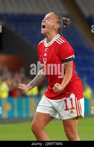 Cardiff, pays de Galles, Royaume-Uni. 6th septembre 2022. Natasha Harding célèbre lors du sifflet final alors que le pays de Galles se qualifie pour les matchs de la coupe du monde. Cardiff, pays de Galles. Crédit: Penallta Photographics/Alamy Live News Banque D'Images
