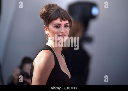 Venise, Italie. 06th septembre 2022. VENISE, ITALIE - SEPTEMBRE 06 : Penelope Cruz assiste au tapis rouge de la "fille éternelle" au Festival international du film de Venise 79th sur 06 septembre 2022 à Venise, Italie. Credit: dpa/Alay Live News Banque D'Images