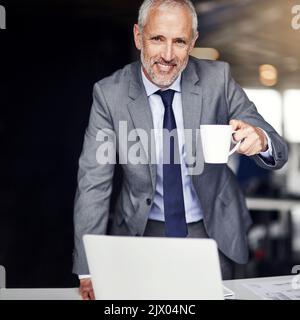 Bienvenue dans mon empire. Portrait court d'un homme d'affaires mature qui boit du café dans son bureau. Banque D'Images