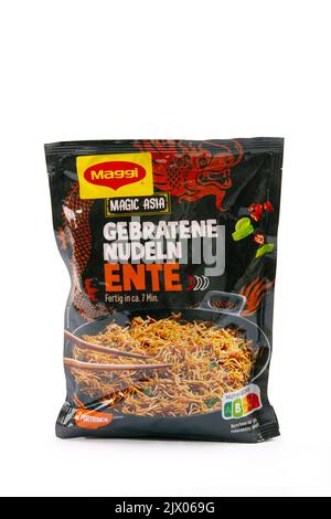 WETZLAR, ALLEMAGNE 2022-07-25: MAGGI Asia Instant Noodles.Maggi est une marque internationale de soupes, de stocks, de cubes de bouillon, de ketchup, de sauce. Banque D'Images