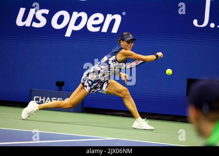 NEW YORK, NY - 6 septembre : Ajla Tomljanovic d'Australie lors de son quart de finale contre l'ont Jabeur de Tunisie au Centre national de tennis de l'USTA Billie Jean King sur 6 septembre 2022 à New York. ( Credit: Adam Stoltman / Alamy Live News Banque D'Images