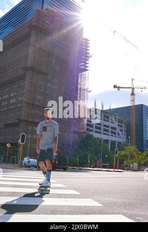Le patinage est plus qu'un passe-temps. Les skateboarders dans la ville. Banque D'Images