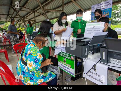 Thaïlande. 05th septembre 2022. Des personnes y participent pendant le processus d'inscription au point de service des bureaux de district de Muang Chiang Mai. L'inscription au projet de carte de bien-être de l'État pour 2022 a commencé le 05 septembre - octobre 19 pour les personnes à faible revenu, les titulaires de carte de bien-être de l'État reçoivent actuellement un paiement mensuel de 300 baht. Crédit : SOPA Images Limited/Alamy Live News Banque D'Images