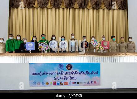 Thaïlande. 05th septembre 2022. Les agents du gouvernement détiennent des cartes pendant le processus d'inscription au point de service des bureaux de district de Muang Chiang Mai. L'inscription au projet de carte de bien-être de l'État pour 2022 a commencé le 05 septembre - octobre 19 pour les personnes à faible revenu, les titulaires de carte de bien-être de l'État reçoivent actuellement un paiement mensuel de 300 baht. Crédit : SOPA Images Limited/Alamy Live News Banque D'Images