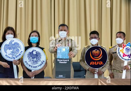 Thaïlande. 05th septembre 2022. Les agents du gouvernement détiennent des cartes pendant le processus d'inscription au point de service des bureaux de district de Muang Chiang Mai. L'inscription au projet de carte de bien-être de l'État pour 2022 a commencé le 05 septembre - octobre 19 pour les personnes à faible revenu, les titulaires de carte de bien-être de l'État reçoivent actuellement un paiement mensuel de 300 baht. Crédit : SOPA Images Limited/Alamy Live News Banque D'Images