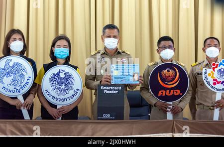 Thaïlande. 05th septembre 2022. Les agents du gouvernement détiennent des cartes pendant le processus d'inscription au point de service des bureaux de district de Muang Chiang Mai. L'inscription au projet de carte de bien-être de l'État pour 2022 a commencé le 05 septembre - octobre 19 pour les personnes à faible revenu, les titulaires de carte de bien-être de l'État reçoivent actuellement un paiement mensuel de 300 baht. (Photo de Pongmanat Tasiri/SOPA Images/Sipa USA) crédit: SIPA USA/Alay Live News Banque D'Images