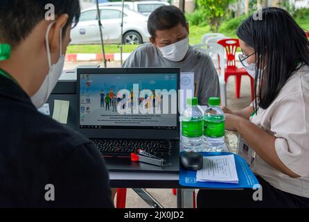 Thaïlande. 05th septembre 2022. Des fonctionnaires du gouvernement ont vu enregistrer des personnes au point de service des bureaux de district de Muang Chiang Mai. L'inscription au projet de carte de bien-être de l'État pour 2022 a commencé le 05 septembre - octobre 19 pour les personnes à faible revenu, les titulaires de carte de bien-être de l'État reçoivent actuellement un paiement mensuel de 300 baht. (Photo de Pongmanat Tasiri/SOPA Images/Sipa USA) crédit: SIPA USA/Alay Live News Banque D'Images