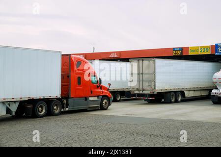 Station-service pour faire le plein de véhicules, de camions et de réservoirs de carburant, d'essence et de diesel près de la route Banque D'Images