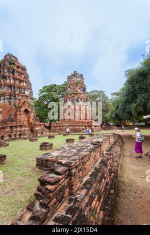 Des coups de briques rouges délabrés risquent de s'effondrer dans les ruines de Wat Maha, le temple royal sacré d'Ayutthaya, en Thaïlande Banque D'Images