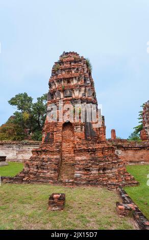 Pendu en brique rouge en danger d'effondrement dans les ruines de Wat Maha qui, le temple royal sacré d'Ayutthaya, Thaïlande Banque D'Images