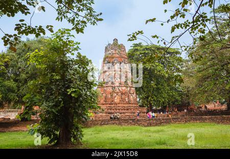 Brique délabrée Prang dans les ruines de Wat Maha qui, le temple royal sacré à Ayutthaya, Thaïlande Banque D'Images