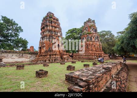 Des coups de briques rouges délabrés risquent de s'effondrer dans les ruines de Wat Maha, le temple royal sacré d'Ayutthaya, en Thaïlande Banque D'Images