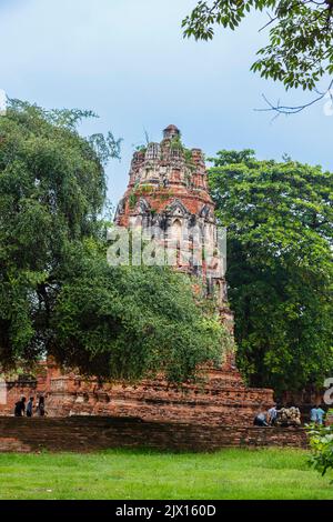 Délabré, en ruines de briques rouges peng incliné et en danger de s'effondrer dans les ruines de Wat Maha qui, le temple royal sacré à Ayutthaya, Thaïlande Banque D'Images