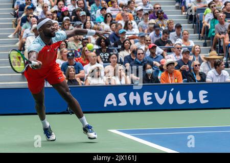 Frances Tiafoe (Etats-Unis) en compétition en R4 à l'US Open de 2022. Banque D'Images