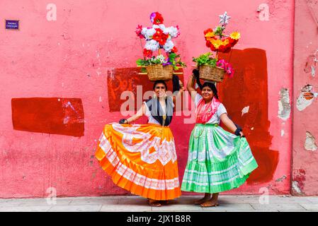 Oaxacan femmes vêtues de tenues traditionnelles, Oaxaca de Juarez, Mexique Banque D'Images