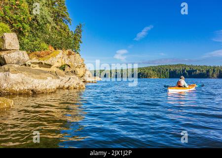 Kayak dans la paisible baie de Degnen, près de l'île Gabriola, dans les pittoresques îles Gulf de la Colombie-Britannique Banque D'Images