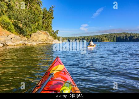 Kayak dans la paisible baie de Degnen, près de l'île Gabriola, dans les pittoresques îles Gulf de la Colombie-Britannique Banque D'Images