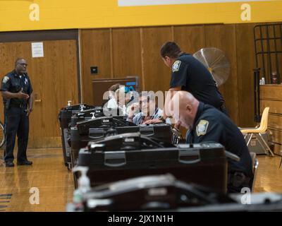 East Boston, Massachusetts, États-Unis. 6th septembre 2022. Tous les sites de polissage du Massachusetts ont un agent de police présent. Souvent, ils sont à la table de vérification des noms des électeurs dans les livres de vote. (Image de crédit : © Sue Dorfman/ZUMA Press Wire) Banque D'Images