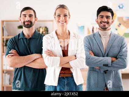Femme leader, pdg et gestion réussie du travail d'équipe avec collaboration, vision de l'entreprise et Happy office. Portrait groupe de gens d'affaires, fiers Banque D'Images