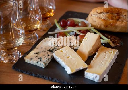 Association de whiskies de scotch et de fermiers fromages écossais cheddar, stilton, fromage bleu, brie, dégustation de whisky et fromage à Édimbourg, Royaume-Uni Banque D'Images