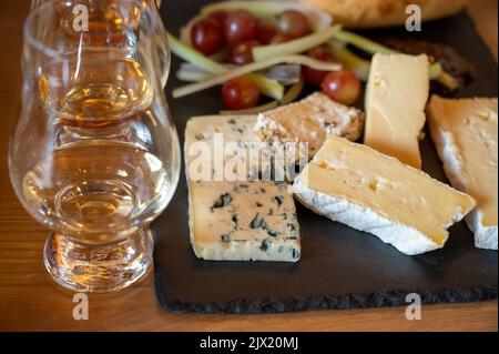 Association de whiskies de scotch et de fermiers fromages écossais cheddar, stilton, fromage bleu, brie, dégustation de whisky et fromage à Édimbourg, Royaume-Uni Banque D'Images