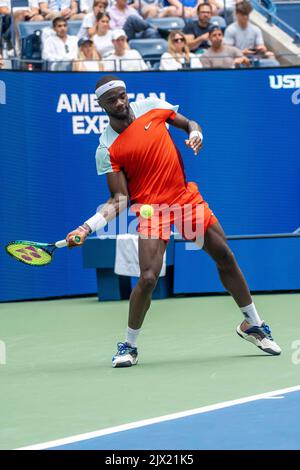 Frances Tiafoe (Etats-Unis) en compétition en R4 à l'US Open de 2022. Banque D'Images