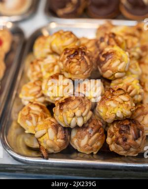 Variété de biscuits et gâteaux exposés dans la boulangerie artisanale de San Sebastian, pays Basque, Espagne, gros plan Banque D'Images