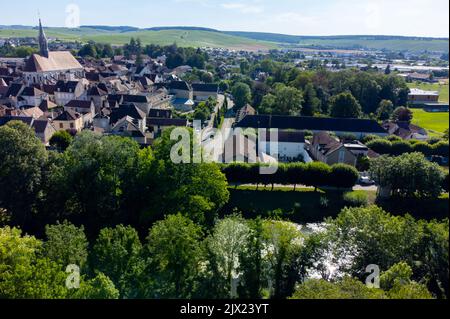 Nord de la région viticole de Bourgogne, vue sur le village de Chablis avec célèbre vin blanc sec à base de raisin Chardonnay, circuit œnologique en France en été Banque D'Images