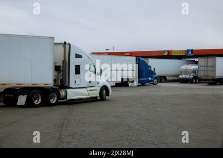 Station-service pour faire le plein de véhicules, de camions et de réservoirs de carburant, d'essence et de diesel près de la route Banque D'Images