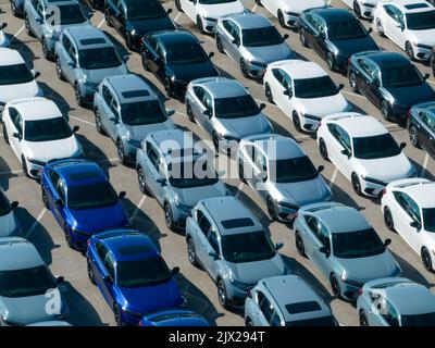 Vue aérienne au-dessus d'un parking d'une usine Honda Motor Company. Rangées de véhicules Honda Civic et CR-V récemment fabriqués, vus par temps ensoleillé. Banque D'Images