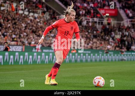 Stoke on Trent, Royaume-Uni. 06th septembre 2022. Stoke-on-Trent, Angleterre, 6 septembre 2022: Lauren Hemp (17 Angleterre) sur le ballon pendant le match de qualification de WWC de la FIFA entre l'Angleterre et le Luxembourg au stade Bet365 à Stoke-on-Trent, Angleterre (Natalie Mincher/SPP) Credit: SPP Sport Press photo. /Alamy Live News Banque D'Images