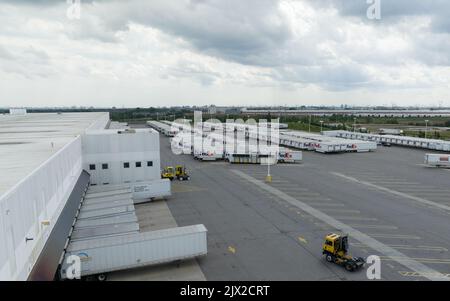 Une photo aérienne au-dessus d'un centre d'expédition FedEx, Federal Express, avec un certain nombre de remorques de transport FedEx vues garées. Banque D'Images