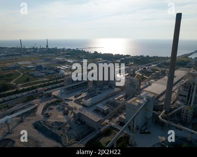 Une antenne au-dessus d'une installation d'extraction et de traitement du charbon en front de mer, vue en début de matinée. Banque D'Images