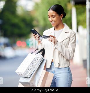 Vente au détail femme, rue et téléphone pour les achats par carte de crédit en ligne avec l'interface utilisateur facile de l'application ecommerce. Fille consommateur satisfait faisant l'enregistrement Web pour l'achat Banque D'Images