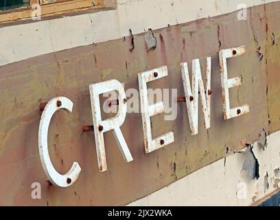 Crewe est écrit en lettres sur la boîte de signalisation, chemin de fer PWAY, Cheshire, Angleterre, Royaume-Uni Banque D'Images