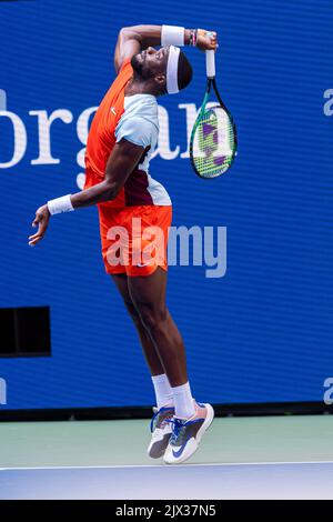 Frances Tiafoe (Etats-Unis) en compétition en R4 à l'US Open de 2022. Banque D'Images